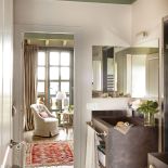 Sypialnia rodziców z widokiem na góry i zabawnym bulajem. Wchodzimy z niej do niedużej łazienki z betonową umywalką, pod