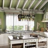 Dom w stylu rustykalnym z widokiem na górskie szczyty