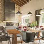 Niełatwo kupić kamienny dom w Pirenejach w stylu rustykalnym. Te najładniejsze przechodzą z pokolenia na