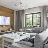 Styl skandynawski: biele błękity i szarości na tle drewnianej ściany. W domu pomieszano wiele stylów