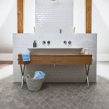 Styl skandynawski: biele błękity i szarości na tle drewnianej ściany. W domu pomieszano wiele stylów