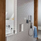 Styl skandynawski: biele błękity i szarości na tle drewnianej ściany. W domu pomieszano wiele stylów