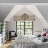 Styl skandynawski: biele błękity i szarości na tle drewnianej ściany. W domu pomieszano wiele stylów