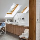 Styl skandynawski: biele błękity i szarości na tle drewnianej ściany. W domu pomieszano wiele stylów