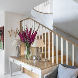 Styl skandynawski: biele błękity i szarości na tle drewnianej ściany. W domu pomieszano wiele stylów