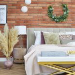 styl boho z industrialnym w sypialni