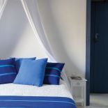 biała sypialnia z niebieskimi dodatkami