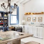 biała kuchnia w domu letniskowym