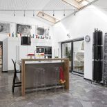 Ogromna nowoczesna, otwarta przestrzeń to zderzenie dwóch światów – antyków i dizajnerskich pomysłów.