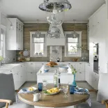 styl hamptons salon z kuchnią