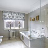 szara łazienka z marmurem