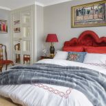sypialnia w pałacowym stylu z zagłówkiem z czerwonego adamaszku