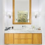 biała łazienka z drewnem