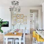 biała jadalnia z marynistycznymi dodatkami