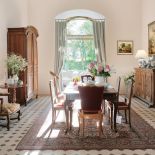 W JADALNI Z WYJŚCIEM DO OGRODU PRZYWIEZIONY Z FRANCJI FOTEL Z XVIII WIEKU, DĘBOWA NIEMIECKA KOMODA Z KOŃCA XVII W.