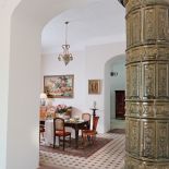 OKRĄGŁY KAFLOWY PIEC PRZYJECHAŁ Z HAMBURGA W KAWAŁKACH I ZŁOŻONY, DOGRZEWA JADALNIĘ.