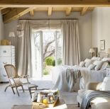 Ulubiona sypialnia Caroliny z sofką obitą lnem o grubym splocie, ustawioną na wprost kominka. Najlepszy jest widok z łóżka