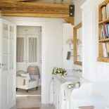 Kobieca łazienka z podręczną biblioteczką i zawsze świeżymi kwiatami. Są w niej hiszpańska ceramika, marmury