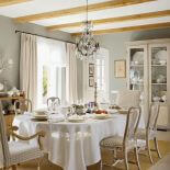 Ten dom urządzony w stylu prowansalskim to dużo lnów, przecieranek i porcelanowych kolekcji. Antyki w