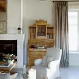 Ten dom urządzony w stylu prowansalskim to dużo lnów, przecieranek i porcelanowych kolekcji. Antyki w