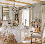 Ten dom urządzony w stylu prowansalskim to dużo lnów, przecieranek i porcelanowych kolekcji. Antyki w