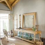 Ten dom urządzony w stylu prowansalskim to dużo lnów, przecieranek i porcelanowych kolekcji. Antyki w