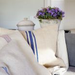 Ten dom urządzony w stylu prowansalskim to dużo lnów, przecieranek i porcelanowych kolekcji. Antyki w