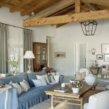 Ten dom urządzony w stylu prowansalskim to dużo lnów, przecieranek i porcelanowych kolekcji. Antyki w