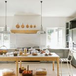 Dekoracje można zrobić z prawidła, baniaków na wino, skrzydeł drzwi, starych miedzianych rondelków...