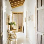 Ten dom urządzony w stylu prowansalskim to dużo lnów, przecieranek i porcelanowych kolekcji. Antyki w