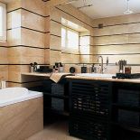 Stylistyczną konsekwencję widzimy też w łazience. Elegancki marmur podzielono poziomymi liniami, podobnie jak meble z