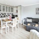 salon w stylu skandynawskim szara sofa