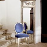 Stylizowane krzesło i rama lustra. Projekt - Barbara i Luca Spini.