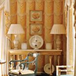 Stylizowane krzesło ze złoconymi łapami lwa. INSIDE/EAST NEWS.