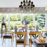 Stylizowane na biedermeier krzesła zaprojektował zaprzyjaźony stolarz. Zrobił też stół z aluminiową nogą.