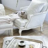 Stylizowany fotel w dizajnerskiej odsłonie, obijany skórą i tapicerskimi ćwiekami. Projekt Philippa Pleina.