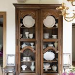 Stylizowany kredens na naczynia. Francuski styl na belgijskiej wsi