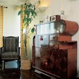 Stylowa szafka nadaje wnętrzu styl. W stylu art déco