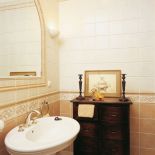 Stylowe kafelki i kolonialna komódka.