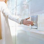 Stylowe łączniki z przyciskiem, którego sercem jest kryształ Swarovskiego. Miękkie dotknięcie sprawia, że Crystal Ball