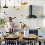 Nad stołem lampy polskiej marki ByLight. Wszystkie meble na zamówienie zrobił stolarz Cezary Frankowski