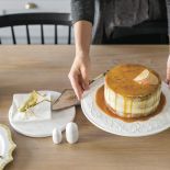 Biznesmenka z wykształcenia, z pasji – artystka. Właścicielka mieszkania prowadzi pracownię K.Pilch Cukiernia Artystyczna.