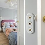 W sypialni stylowo: łóżko tapicerowane (Rafek Meble), porcelanowe włączniki Fontini, pod sufitem lampa z tkaniny