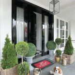 Ten świąteczny dom na co dzień jest biały i stonowany. Jednak, gdy nadchodzi Gwiazdka stroi się i nabiera kolorów.