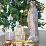 Stylowy dom w stylowej świątecznej aranżacji. Dominują modne srebro, złoto i błękity.