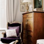 Stylowy fioletowo-złoty fotel. Mieszkać po rzymsku