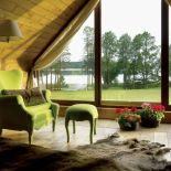 Stylowy fotel i podnóżek został wygrzebany na starociach. Potem zaprzyjaźniony tapicer uszył im jaskrawozielone ubranie.