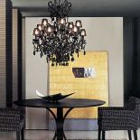 Stylowy żyrandol pasuje do nowoczesnego stołu z metalową podstawą (2576 euro) i foteli (820 euro) firmy Casamilano. CASA MIA