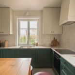 zielona kuchnia z białym blatem