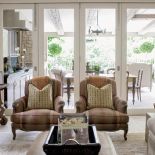 Sufit werandy zdobią potężne belki z iron wood, czyli tak zwanego drzewa żelaznego.